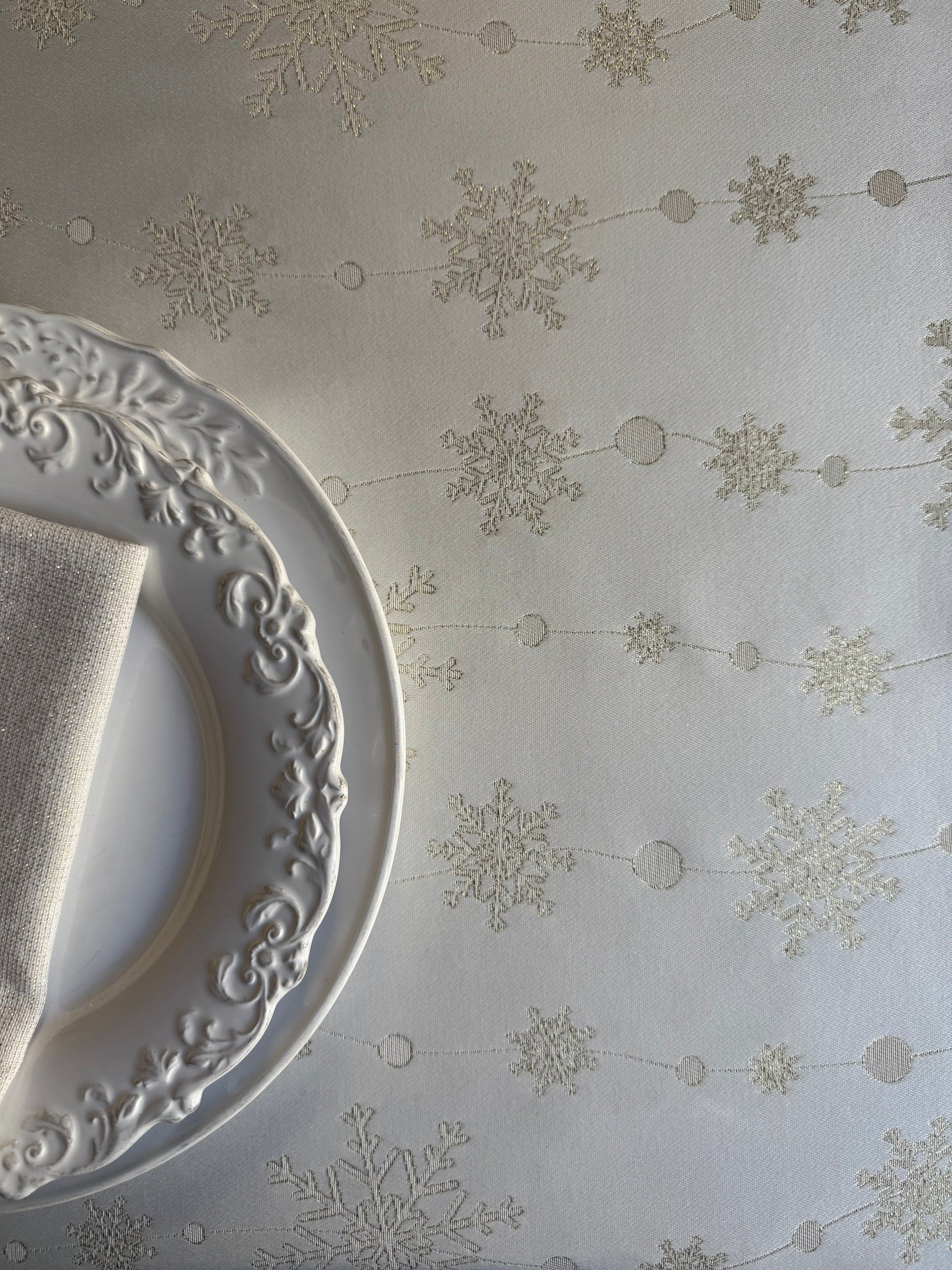 Weihnachtliche runde Tischdecke mit goldenen Schneeflockenmustern –