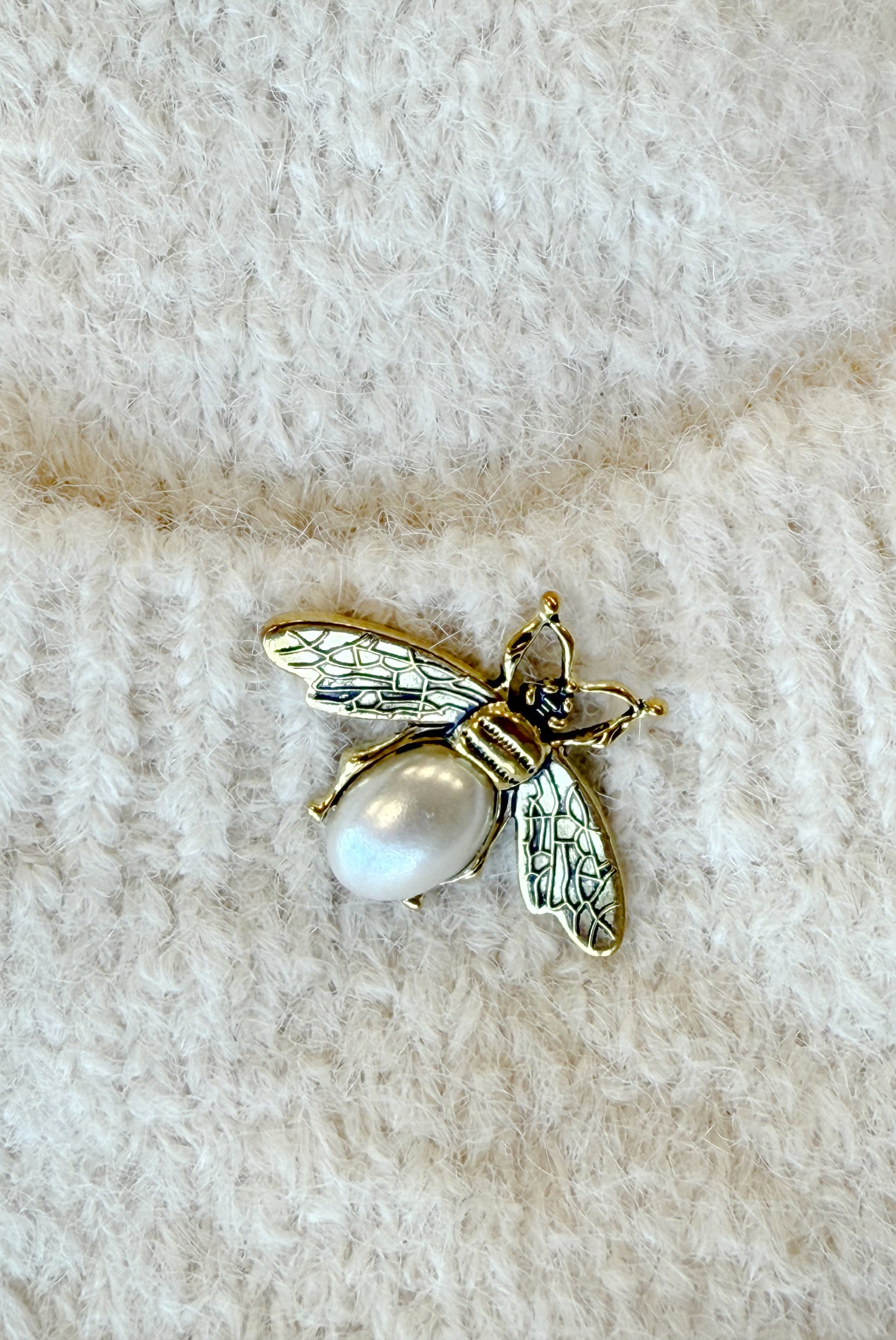 20880-10-628-1 Fashionable oversized cardigan with a decorative brooch and practical pockets - beige-10