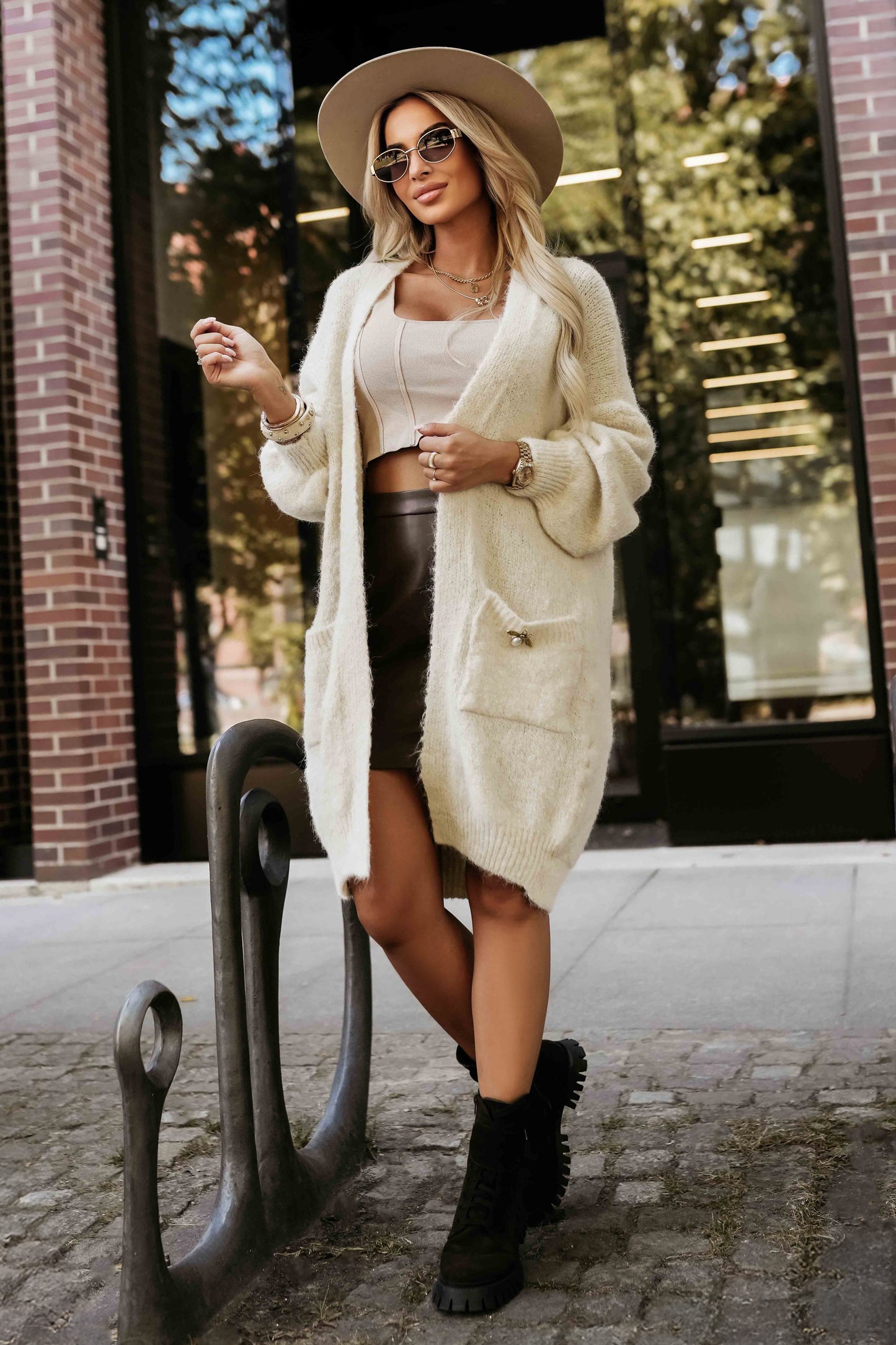 20880-2-628-1 Fashionable oversized cardigan with a decorative brooch and practical pockets - beige-2