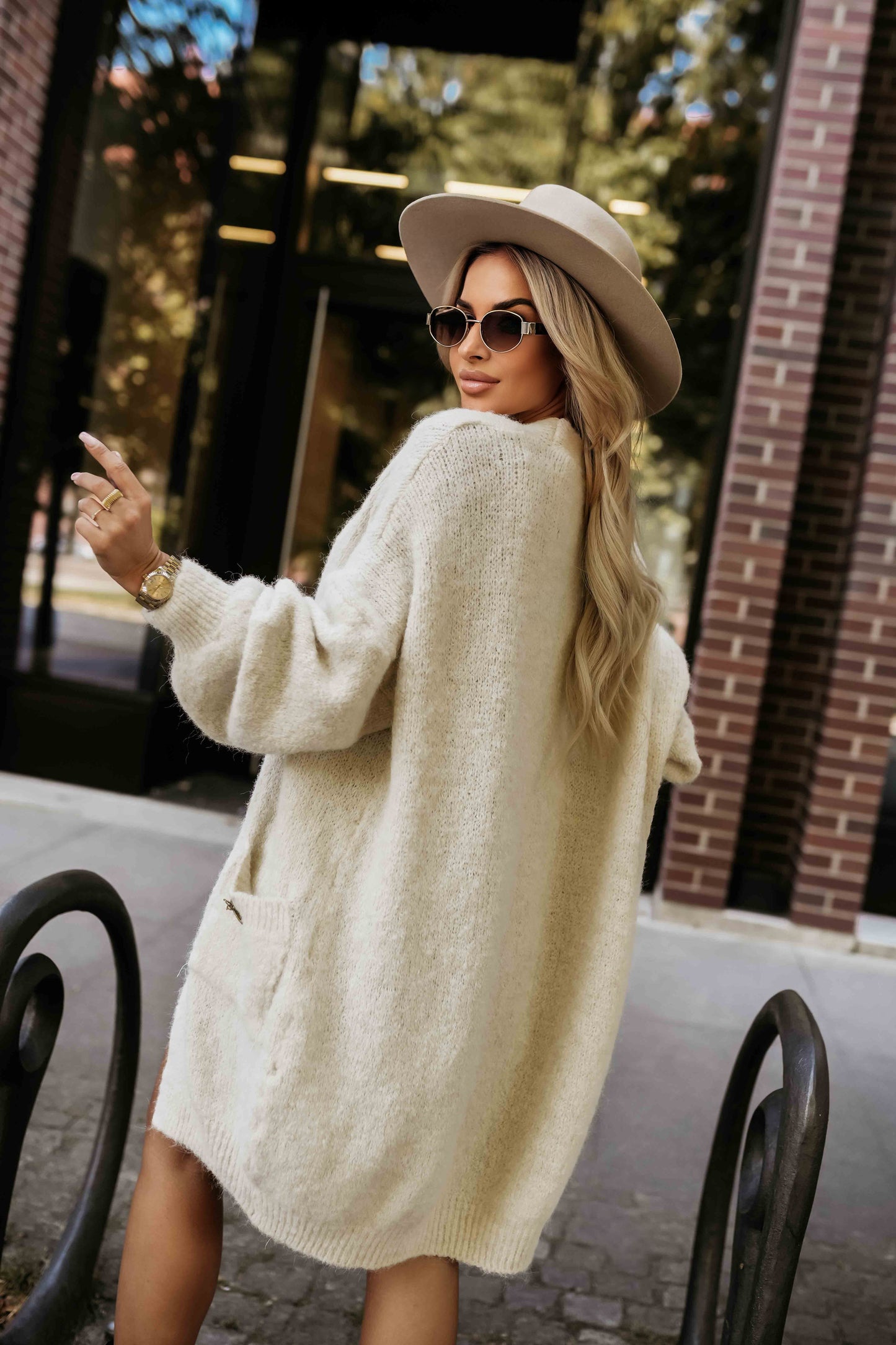 20880-6-628-1 Fashionable oversized cardigan with a decorative brooch and practical pockets - beige-6