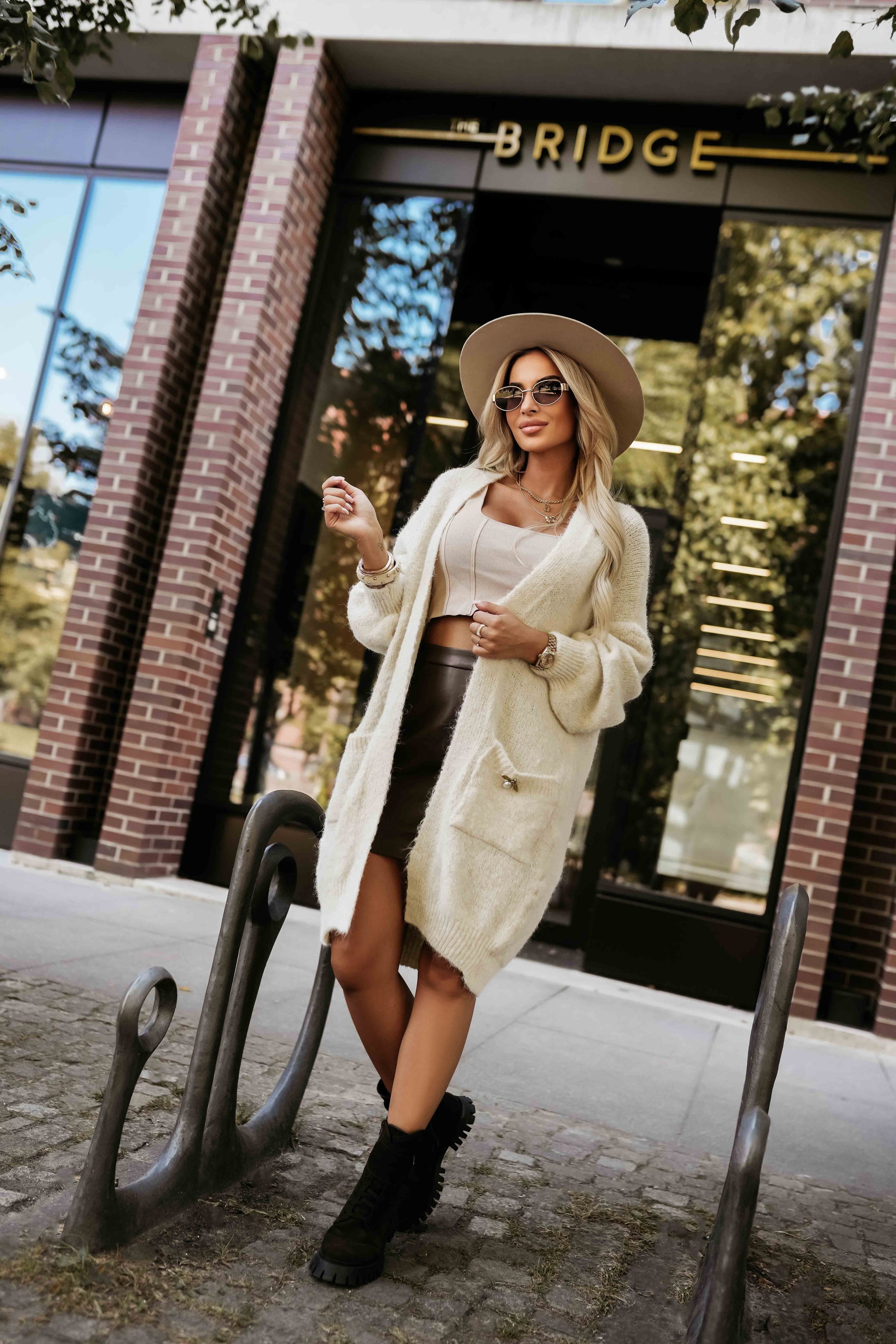 20880-5-628-1 Fashionable oversized cardigan with a decorative brooch and practical pockets - beige-5