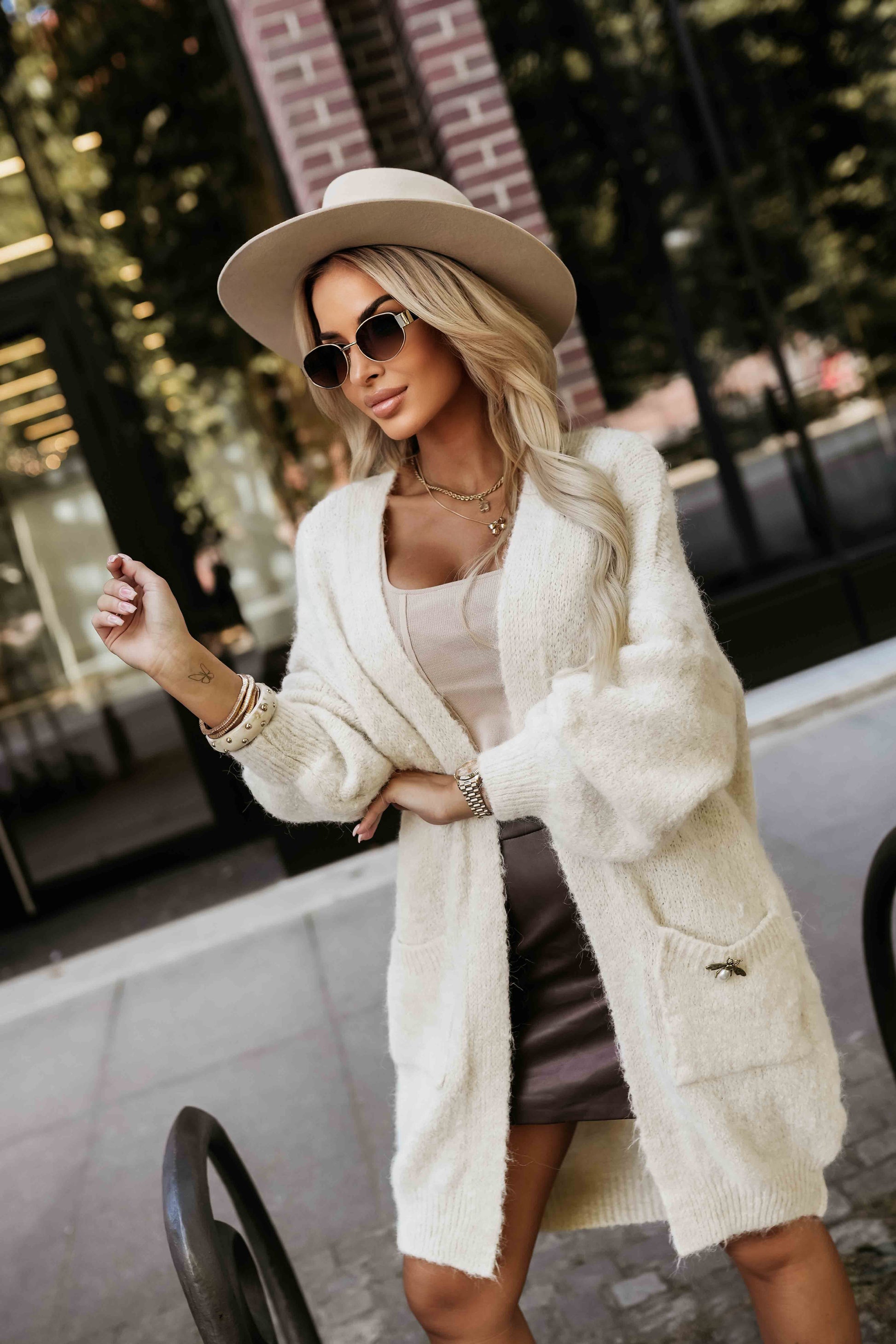 20880-4-628-1 Fashionable oversized cardigan with a decorative brooch and practical pockets - beige-4