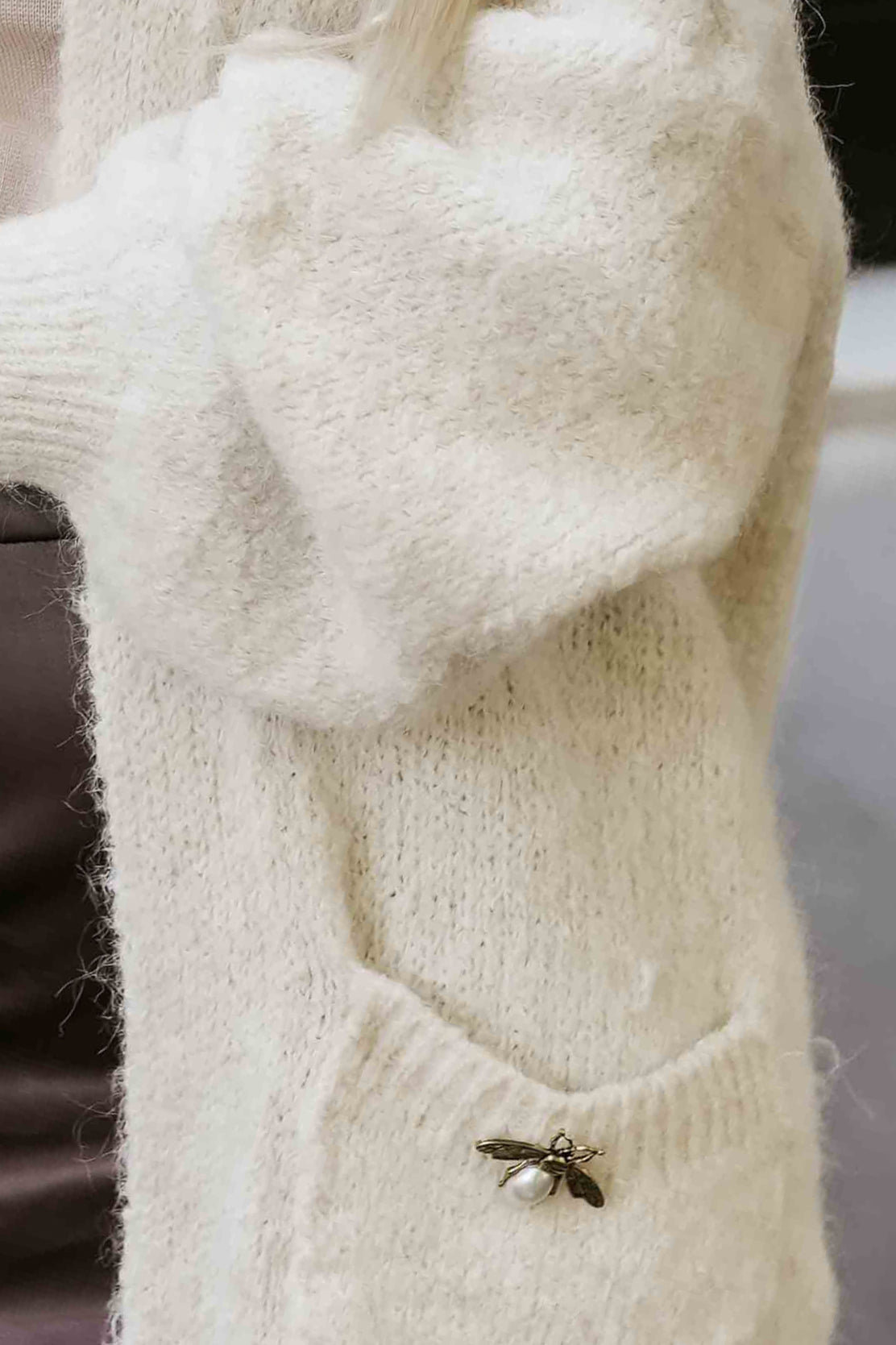 20880-8-628-1 Fashionable oversized cardigan with a decorative brooch and practical pockets - beige-8