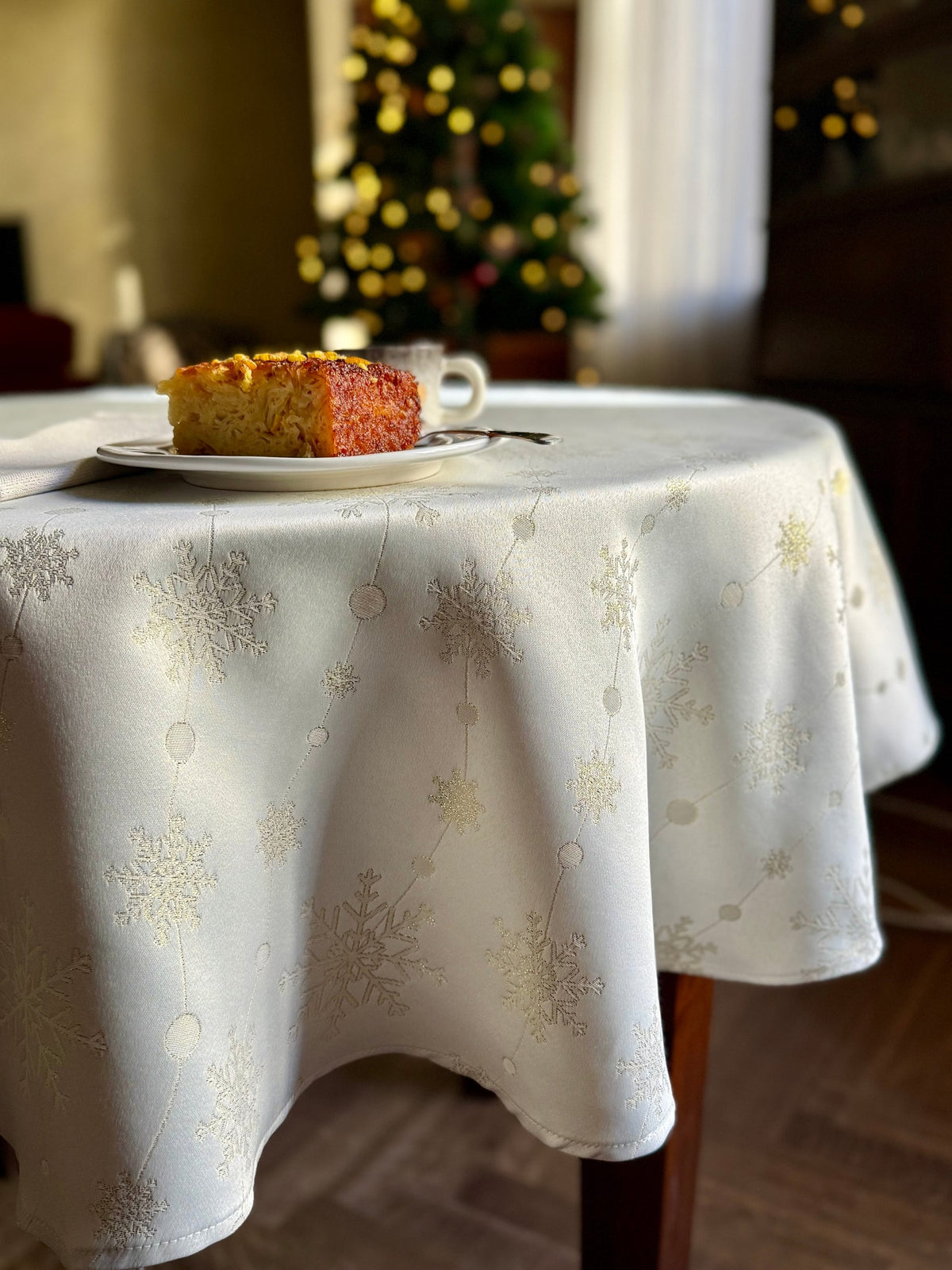 Weihnachtliche runde Tischdecke mit goldenen Schneeflockenmustern –